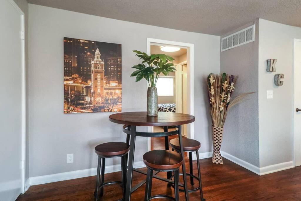 HOLLY FIRST FLOOR 2 King Beds Villa Kansas City Eksteriør bilde